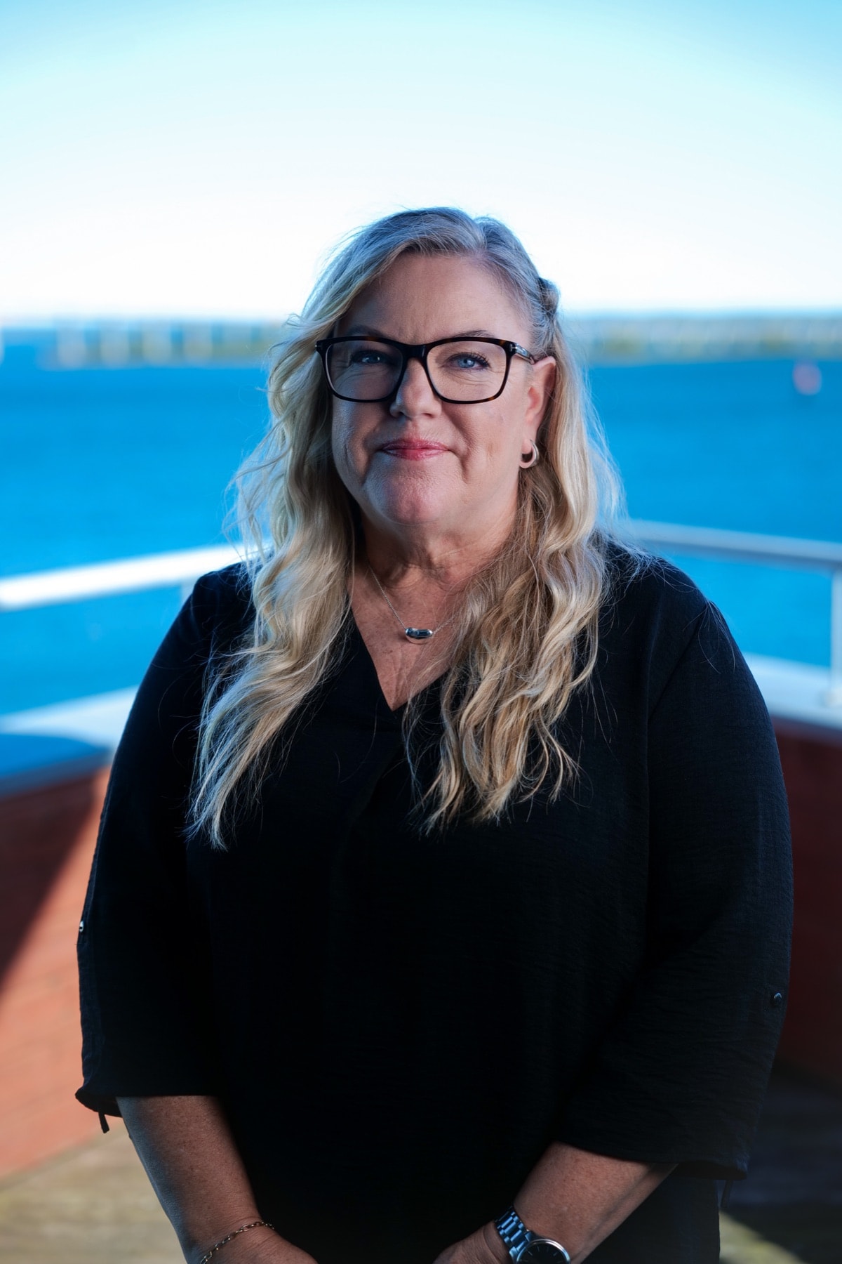 Catharina Strandman på balkongen med vattnet bakom