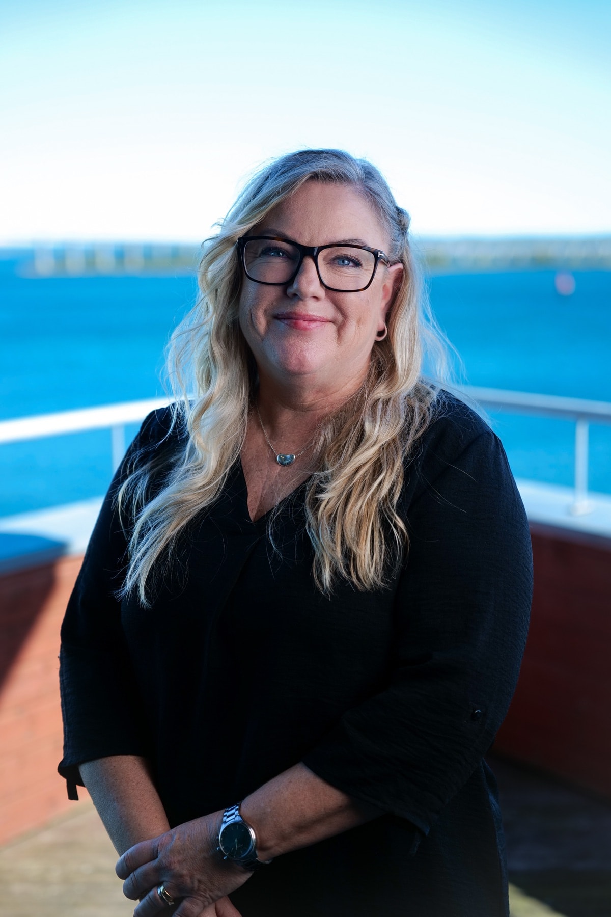 Catharina Strandman ler mot kameran