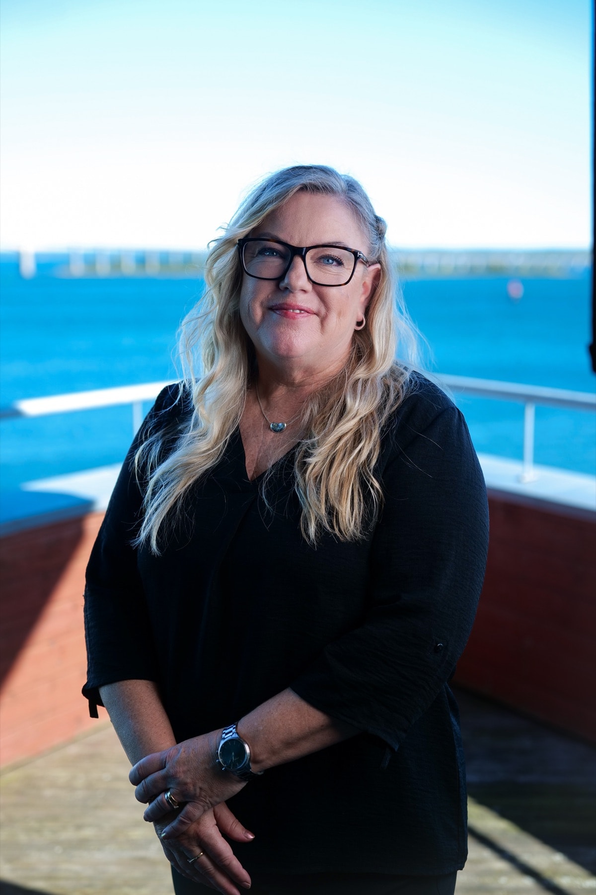 Catharina Strandman i helfigur på balkongen