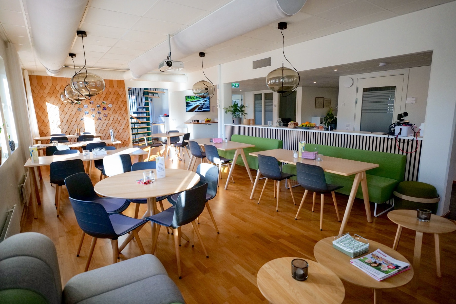 Sittgrupper i lunchrummet