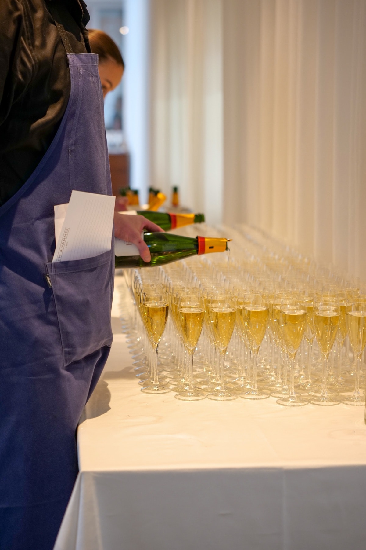 Champagne hälls upp